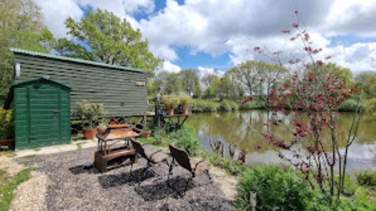 Snug & Secluded Lakeside Shepherds Hut 'Carp' Укфилд Экстерьер фото
