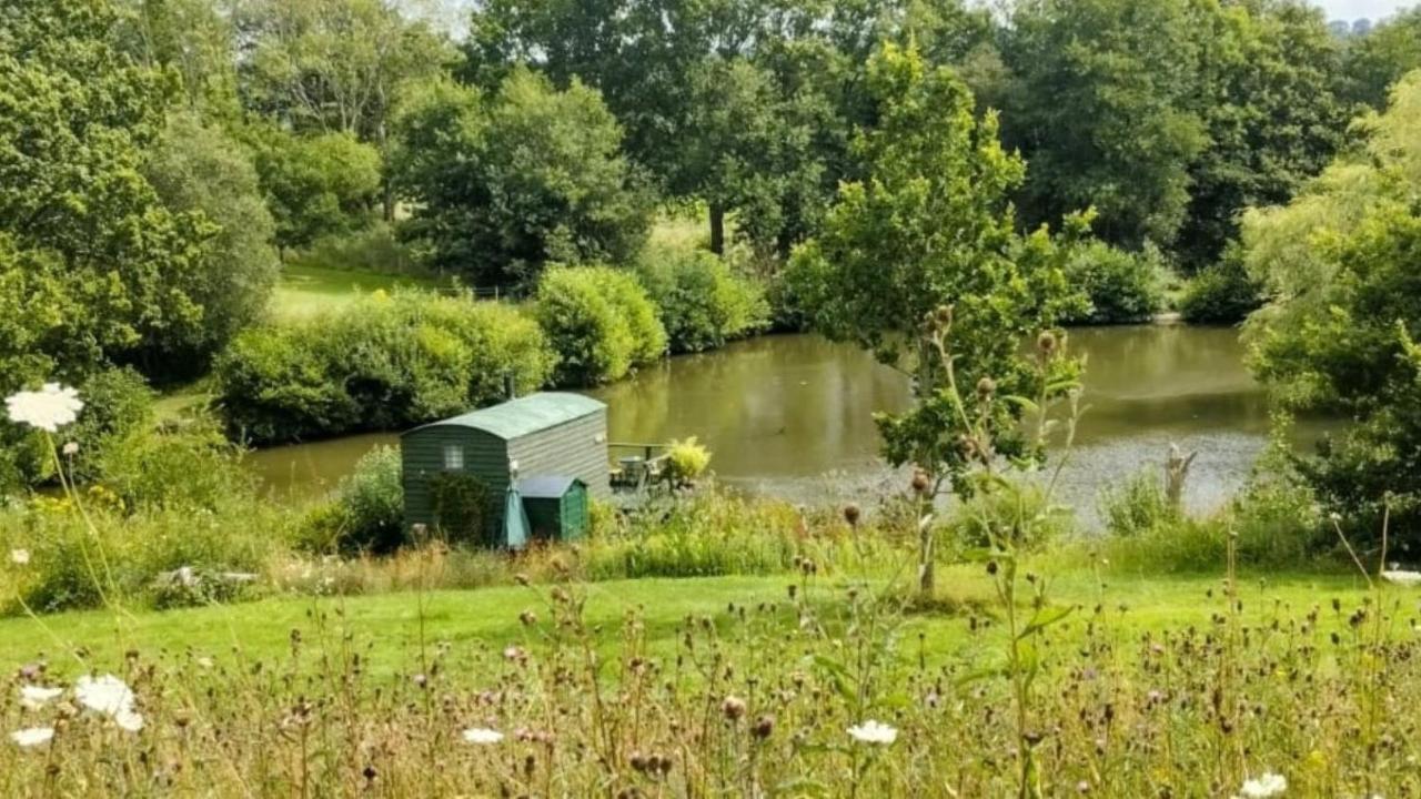 Snug & Secluded Lakeside Shepherds Hut 'Carp' Укфилд Экстерьер фото